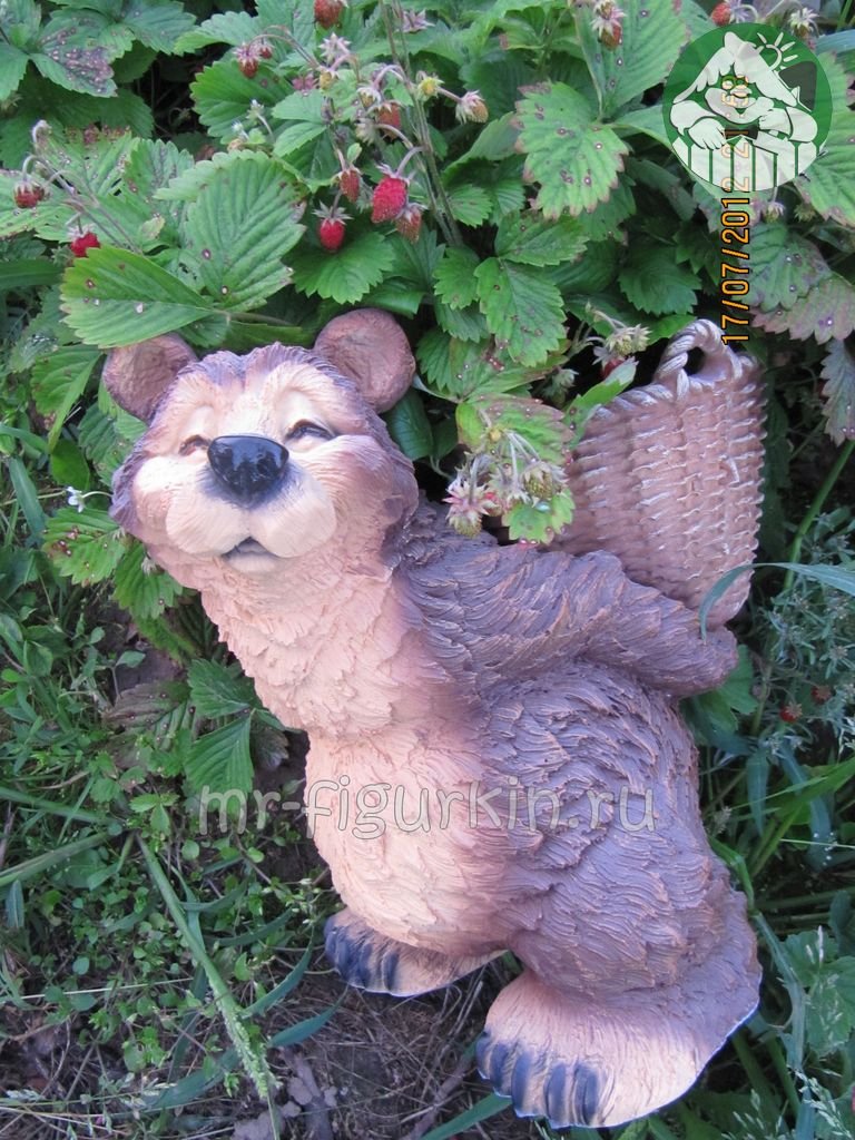 Садовая фигура Медведь с корзиной H-30 см
